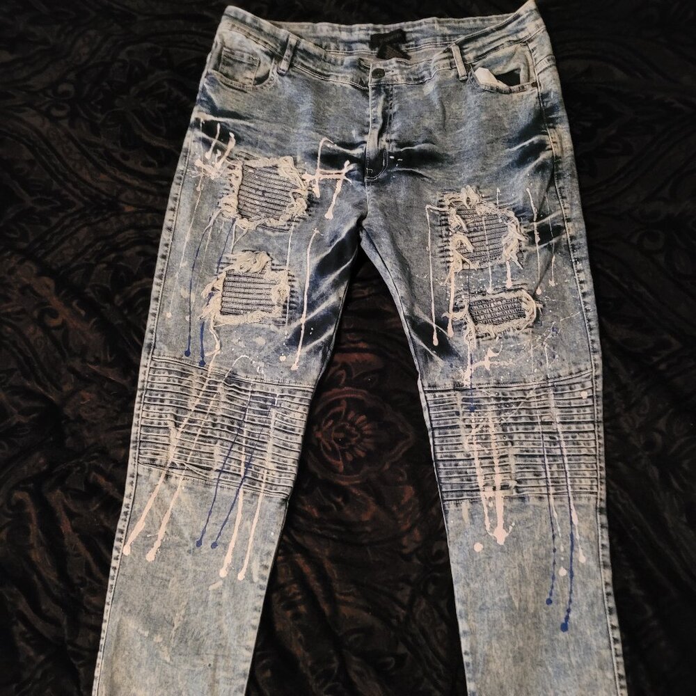 Men's urban streetwear paint splatter destroyed slimfit blue jeans